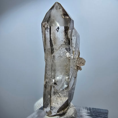 Sceptre en quartz fumé fantôme transparent, amas de Goboboseb, Namibie, 43 x 23 x 16 mm 