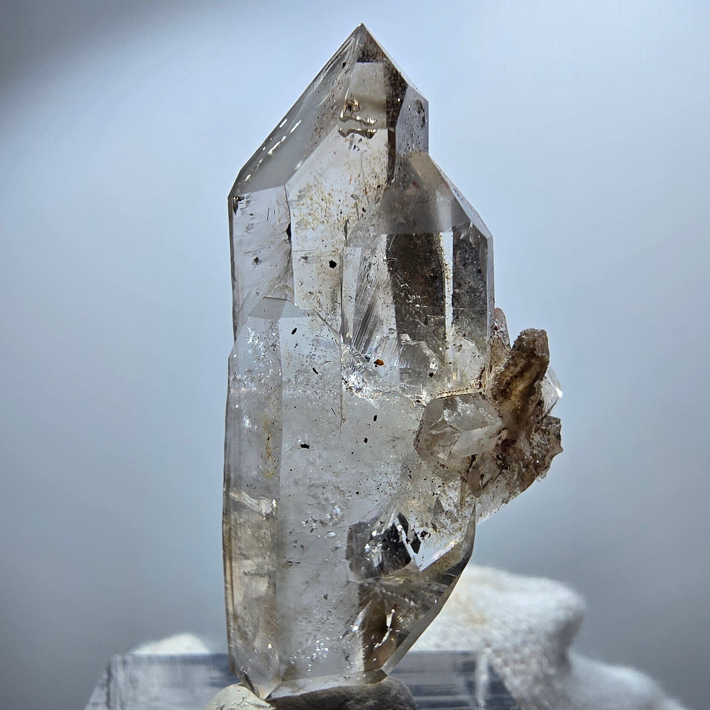 Sceptre en quartz fumé fantôme transparent, amas de Goboboseb, Namibie, 43 x 23 x 16 mm 