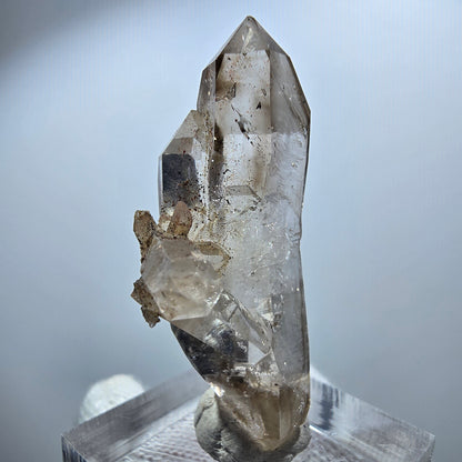 Sceptre en quartz fumé fantôme transparent, amas de Goboboseb, Namibie, 43 x 23 x 16 mm 