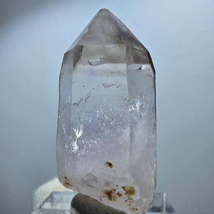 Pointe de sceptre en améthyste fantôme transparente, Goboboseb, Namibie, 37 x 18 x 12 mm 