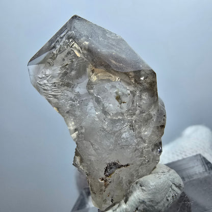 Sceptre en quartz fumé fantôme transparent, amas de Goboboseb, Namibie, 34 x 21 x 20 mm 