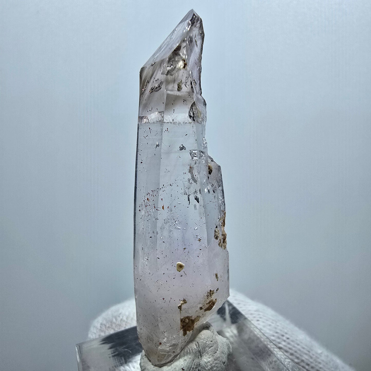 Pointe de sceptre en quartz fumé fantôme transparent, Goboboseb, Namibie, 51 x 12 x 12 mm 
