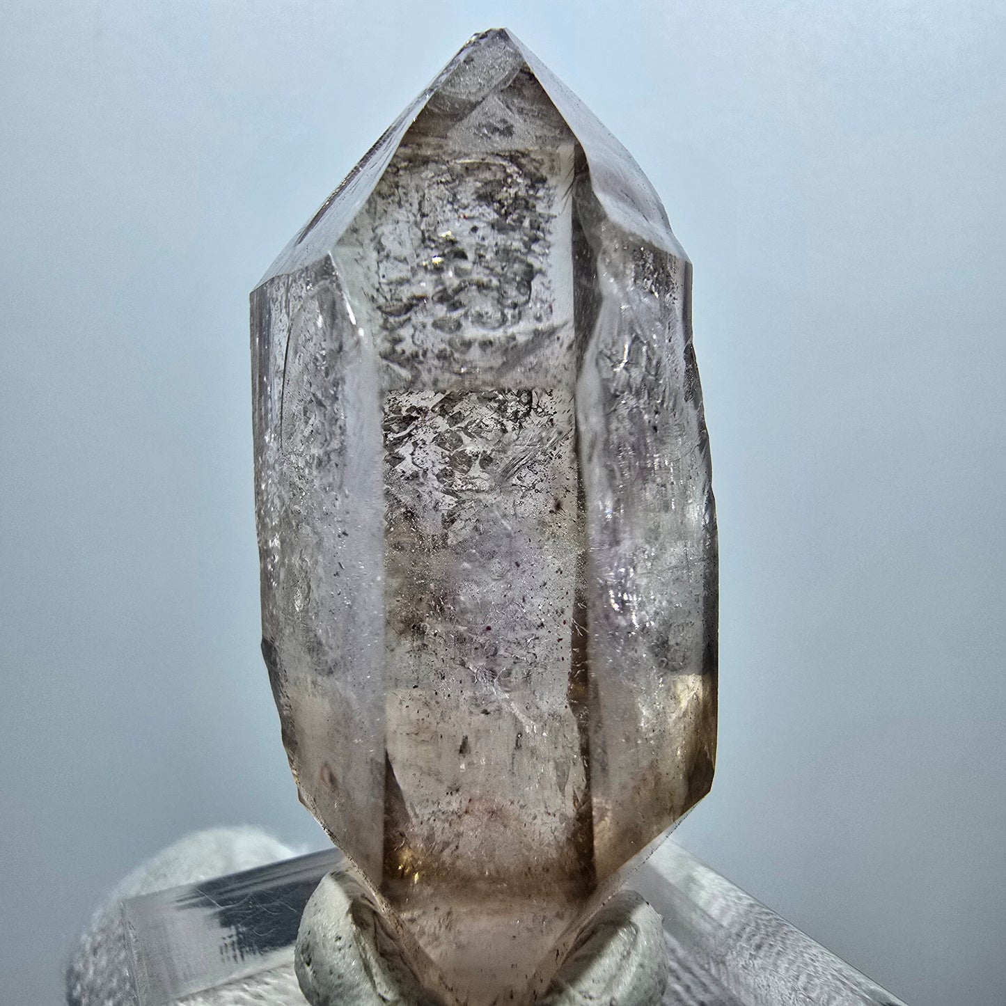 Pointe de sceptre en quartz fumé fantôme transparent, Goboboseb, Namibie, 45 x 26 x 17 mm 