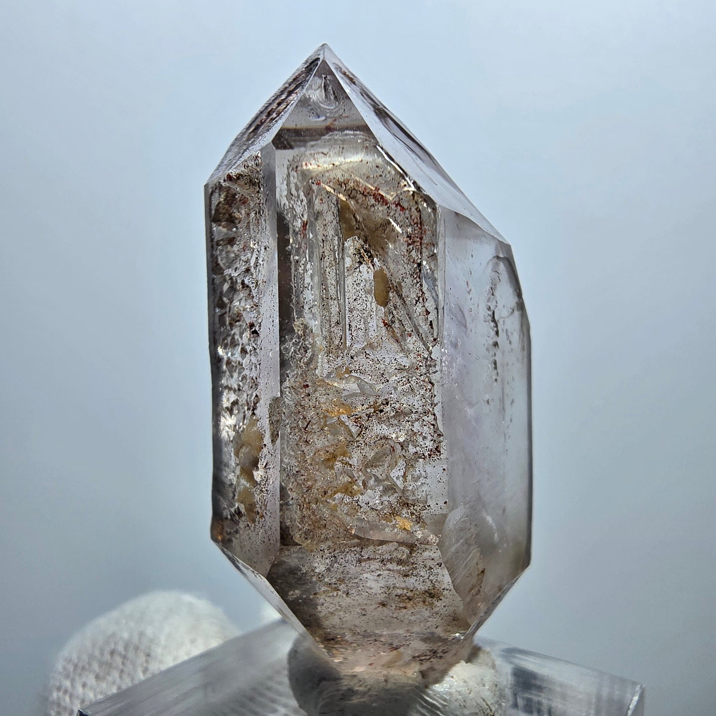 Pointe de sceptre en quartz fumé fantôme transparent, Goboboseb, Namibie, 45 x 26 x 17 mm 