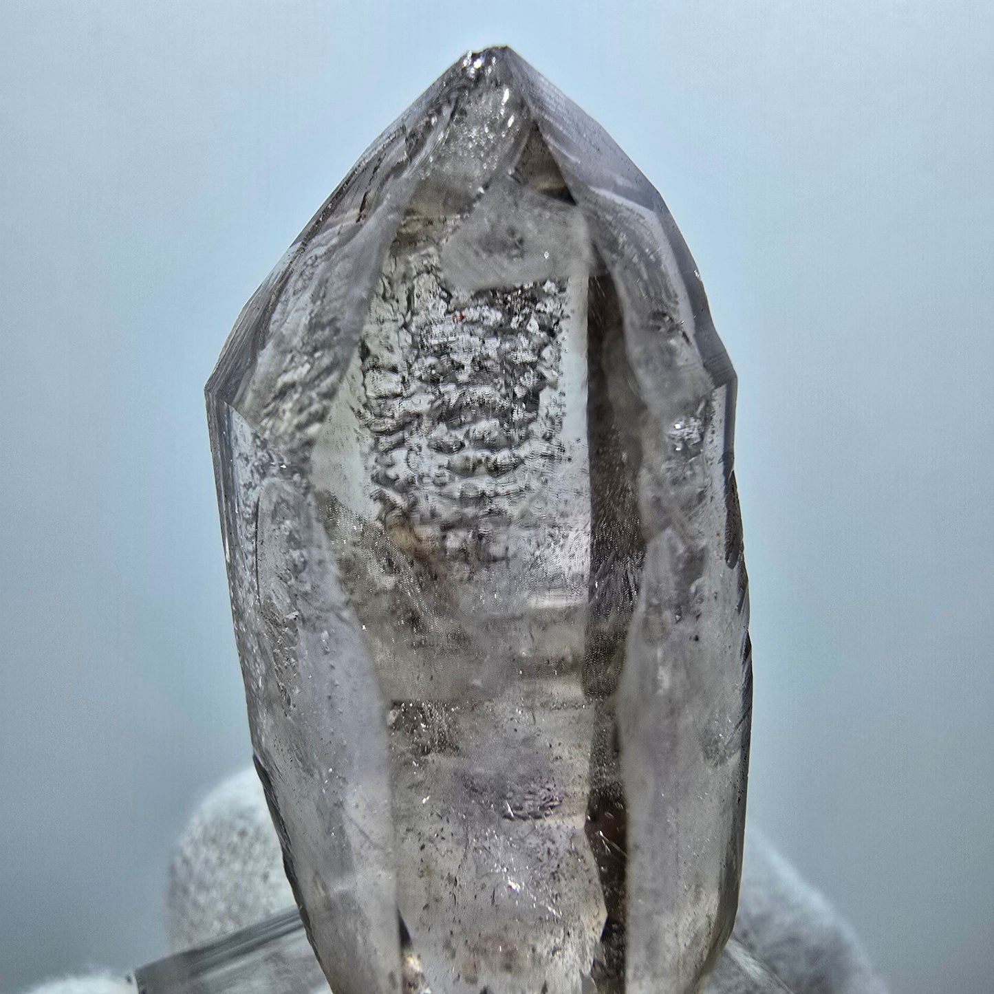 Pointe de sceptre en quartz fumé fantôme transparent, Goboboseb, Namibie, 45 x 26 x 17 mm 