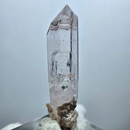 Pointe de sceptre en quartz fumé fantôme lémurien, Goboboseb, Namibie, 40 x 10 x 9 mm 