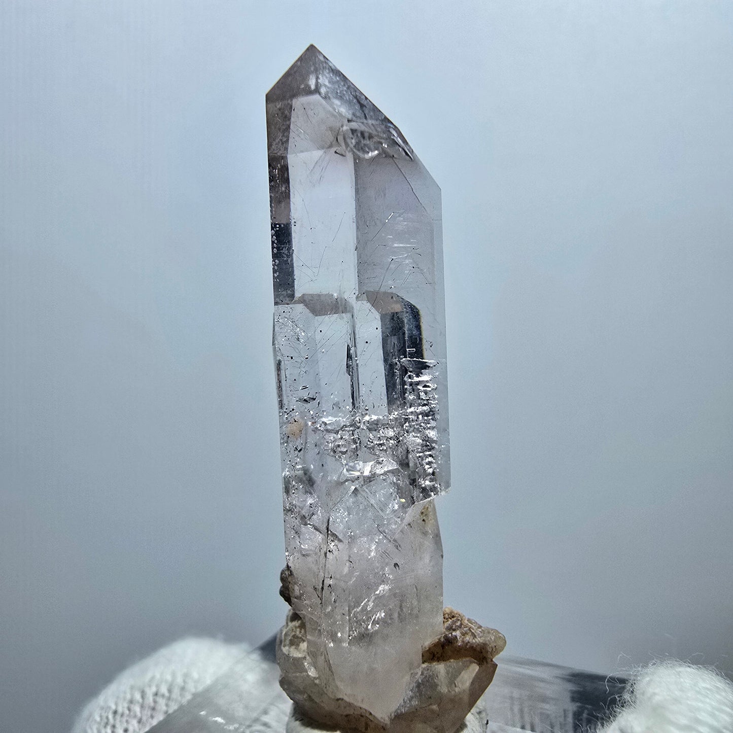 Pointe de sceptre en quartz fumé fantôme lémurien, Goboboseb, Namibie, 40 x 10 x 9 mm 