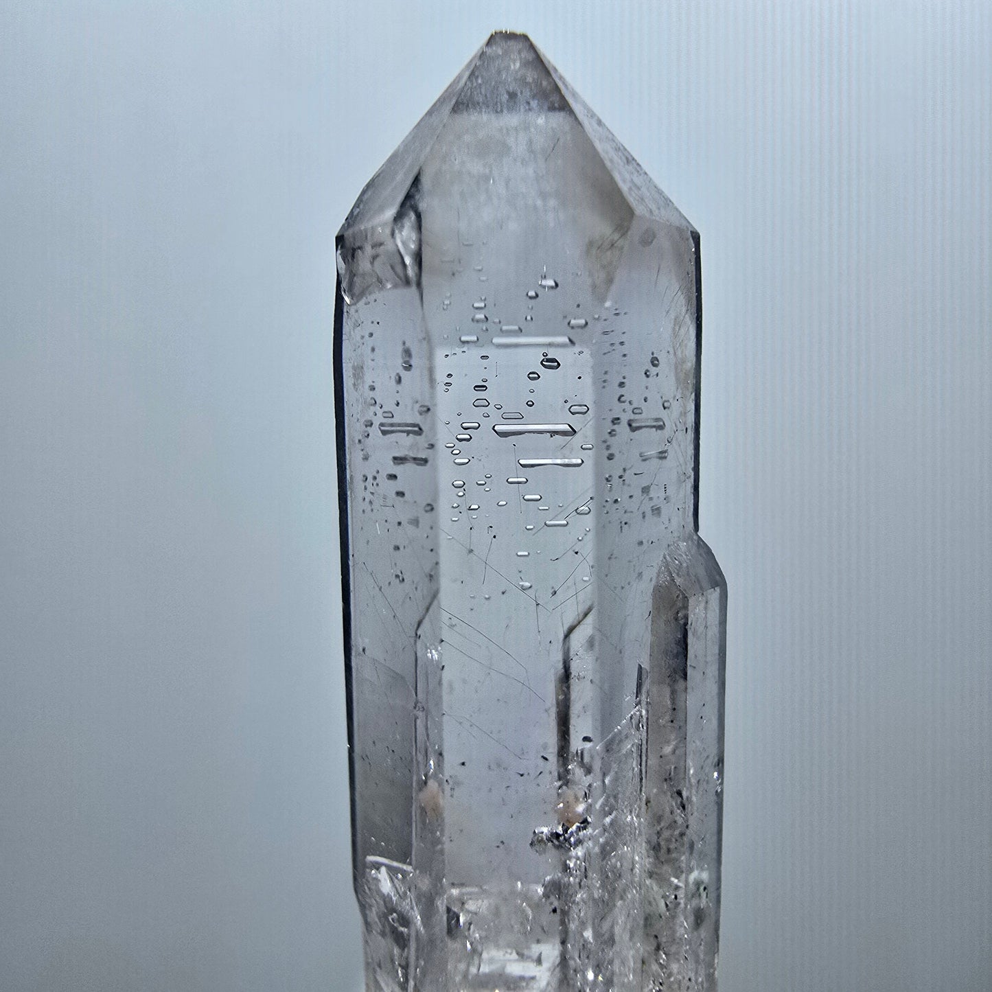 Pointe de sceptre en quartz fumé fantôme lémurien, Goboboseb, Namibie, 40 x 10 x 9 mm 
