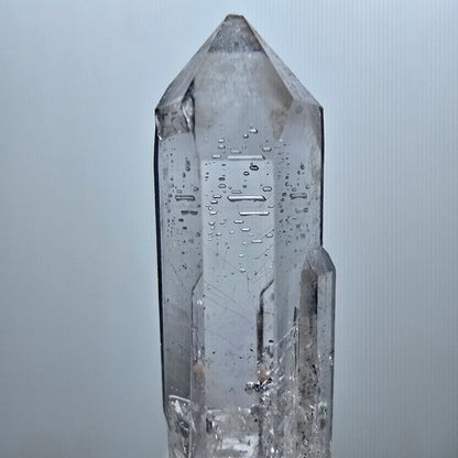 Pointe de sceptre en quartz fumé fantôme lémurien, Goboboseb, Namibie, 40 x 10 x 9 mm 