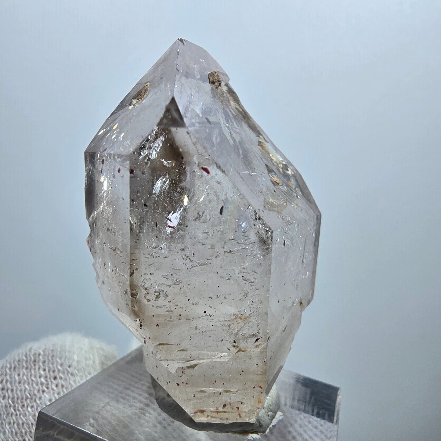 Pointe de sceptre en quartz fumé fantôme transparent, Goboboseb, Namibie, 44 x 33 x 22 mm 