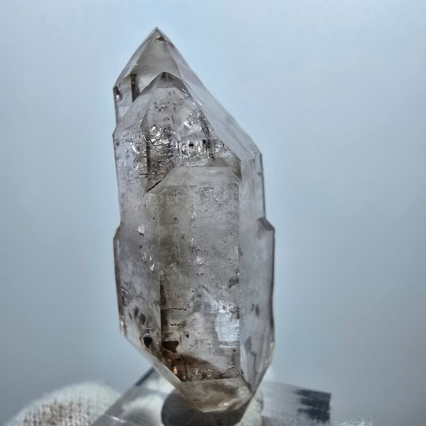 Quartz fumé fantôme transparent DT Scepter Point Goboboseb, Namibie 50 x 21 x 15 mm 