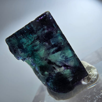 Spécimen rare de cube de fluorite fantôme, vert zonal et violet, Okorusu, Namibie, 23 x 18 x 14 mm 