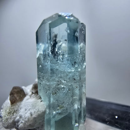 Seltener Aquamarin X mit Hyalit, Orthoklas Erongo, Namibia 20*17*11mm