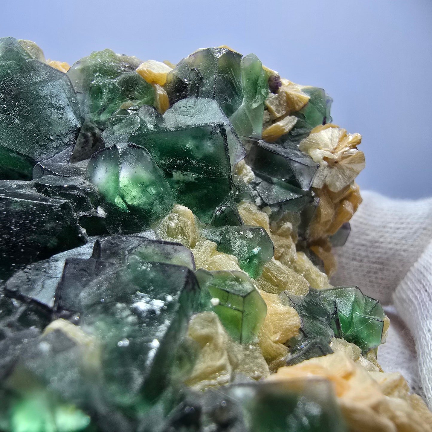 Cube de fluorite fantôme zonal, muscovite, spécimen d'hyalite, Erongo, Namibie, 90 x 72 x 53 mm 