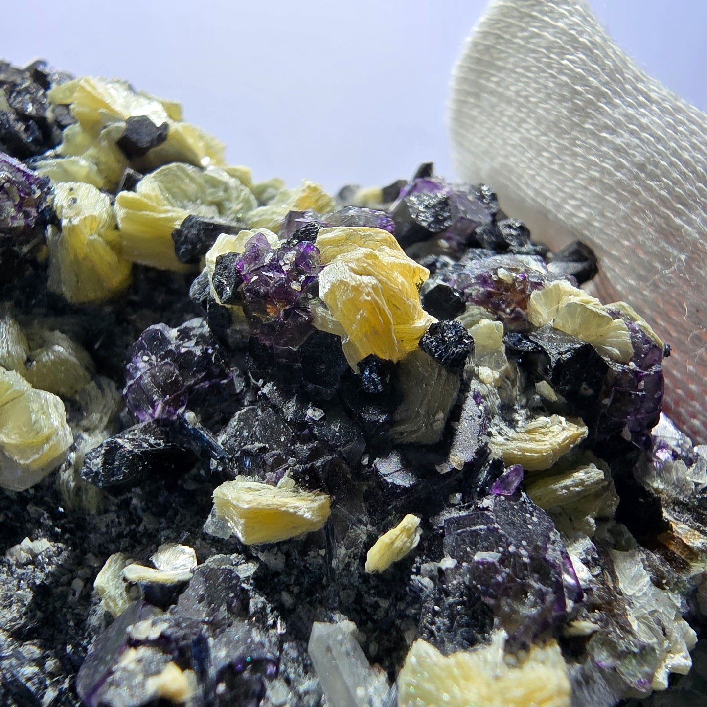 Fluorite fantôme colorée, tourmaline schol, muscovite, quartz fumé, Erongo, Namibie, 99 x 80 x 51 mm 