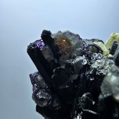 Fluorite fantôme colorée, tourmaline schol, muscovite, quartz fumé, Erongo, Namibie, 99 x 80 x 51 mm 