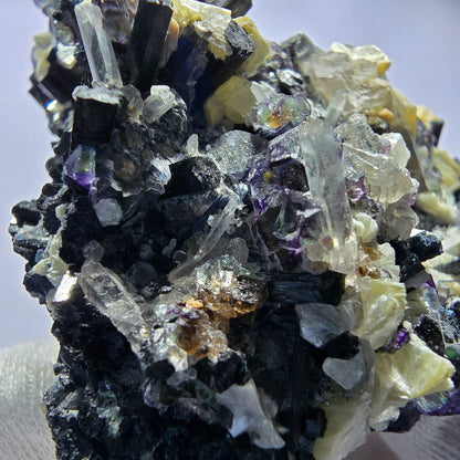 Fluorite fantôme colorée, tourmaline schol, muscovite, quartz fumé, Erongo, Namibie, 99 x 80 x 51 mm 