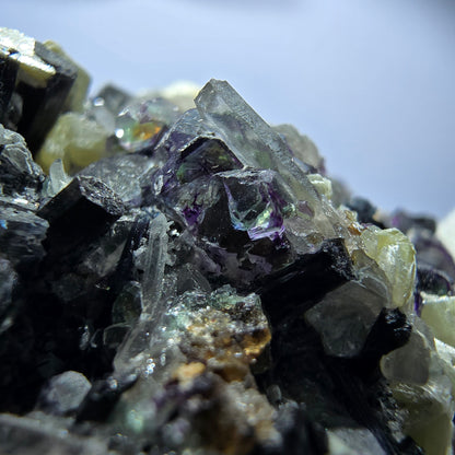 Fluorite fantôme colorée, tourmaline schol, muscovite, quartz fumé, Erongo, Namibie, 99 x 80 x 51 mm 