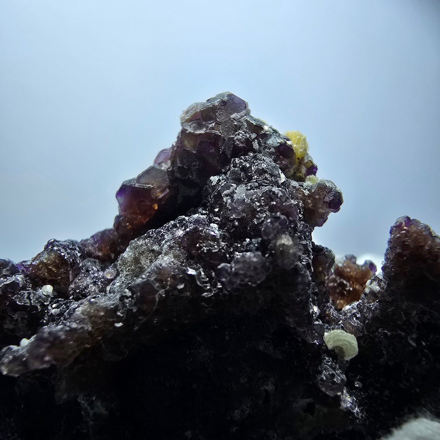 Spécimen rare de fluorite fantôme, hyalite et muscovite, Erongo, Namibie, 71 x 58 x 23 mm 