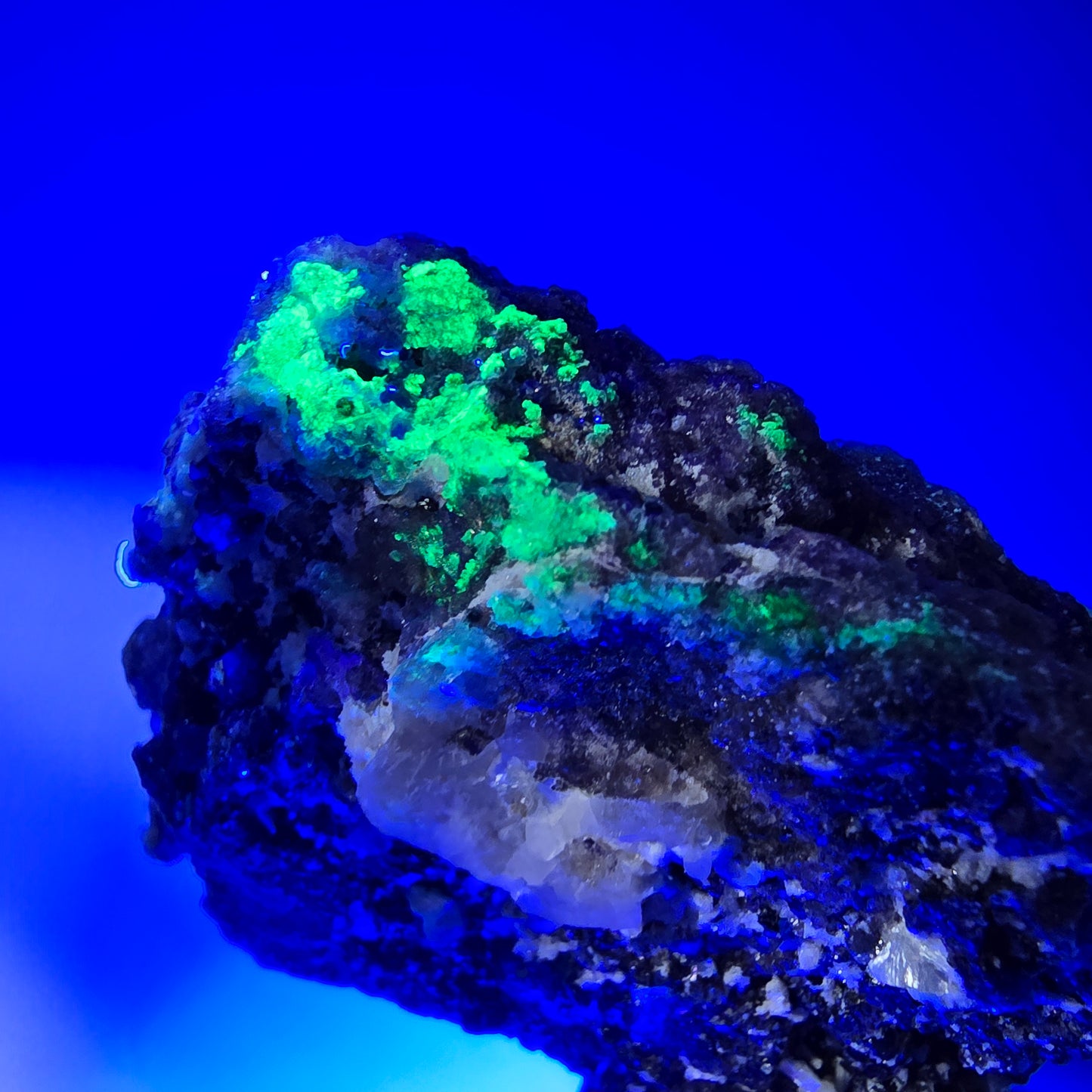 Spécimen rare de fluorite fantôme, hyalite et muscovite, Erongo, Namibie, 71 x 58 x 23 mm 