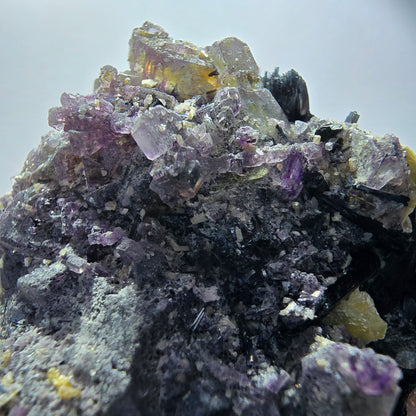 Fluorite fantôme colorée, hyalite, tourmaline schol, muscovite, Erongo, Namibie, 80 x 46 x 60 mm 