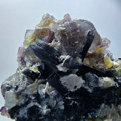 Fluorite fantôme colorée, hyalite, tourmaline schol, muscovite, Erongo, Namibie, 80 x 46 x 60 mm 