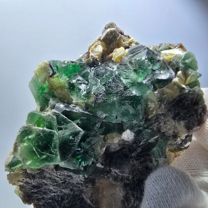 Rares cubes de fluorite fantôme, hyalite et spécimen de muscovite, Erongo, Namibie, 69 x 51 x 47 mm 