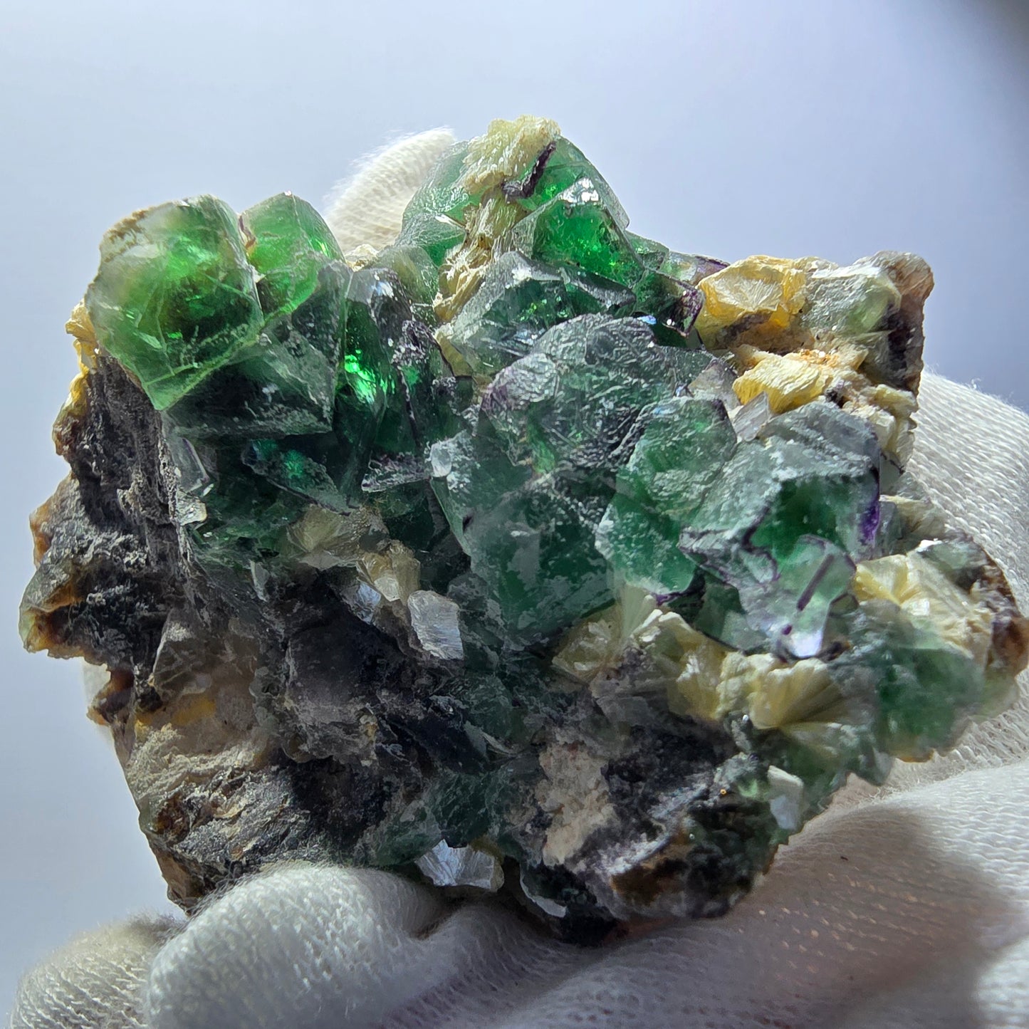 Rares cubes de fluorite fantôme, hyalite et spécimen de muscovite, Erongo, Namibie, 69 x 51 x 47 mm 