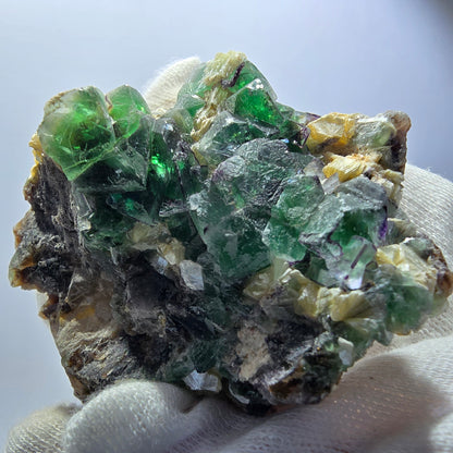 Rares cubes de fluorite fantôme, hyalite et spécimen de muscovite, Erongo, Namibie, 69 x 51 x 47 mm 