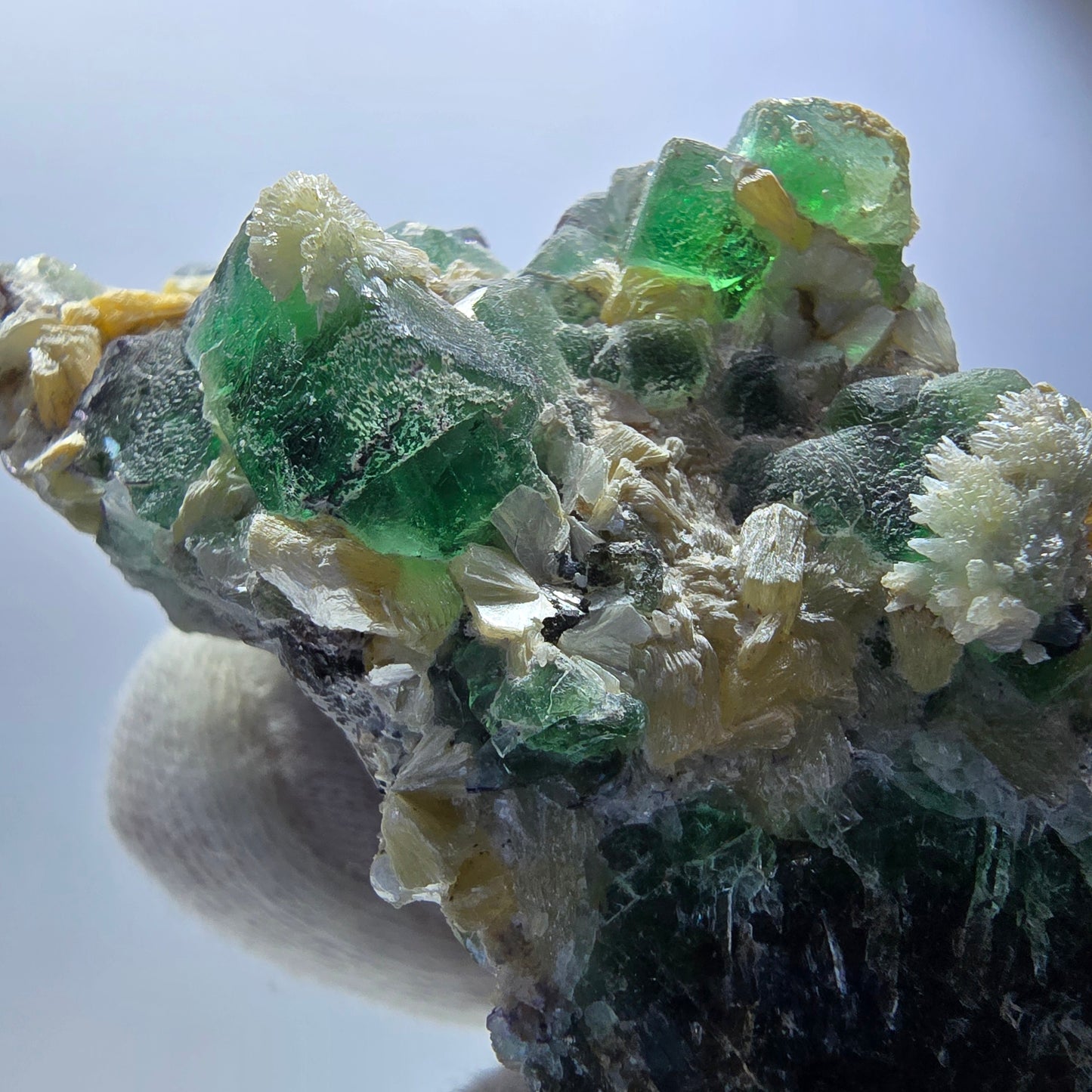 Rares cubes de fluorite fantôme, hyalite et spécimen de muscovite, Erongo, Namibie, 69 x 51 x 47 mm 