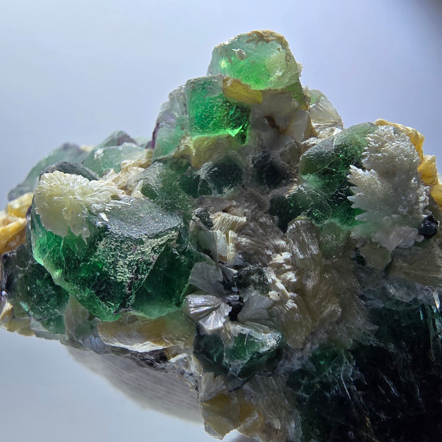 Rares cubes de fluorite fantôme, hyalite et spécimen de muscovite, Erongo, Namibie, 69 x 51 x 47 mm 