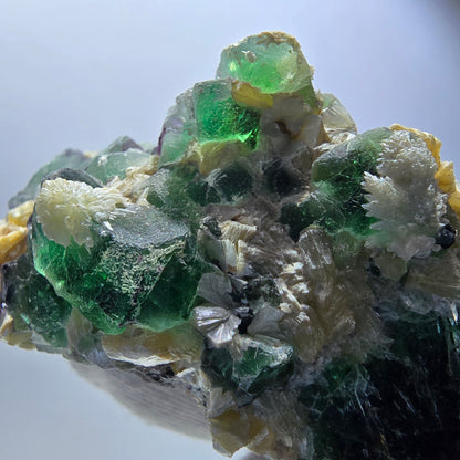Rares cubes de fluorite fantôme, hyalite et spécimen de muscovite, Erongo, Namibie, 69 x 51 x 47 mm 