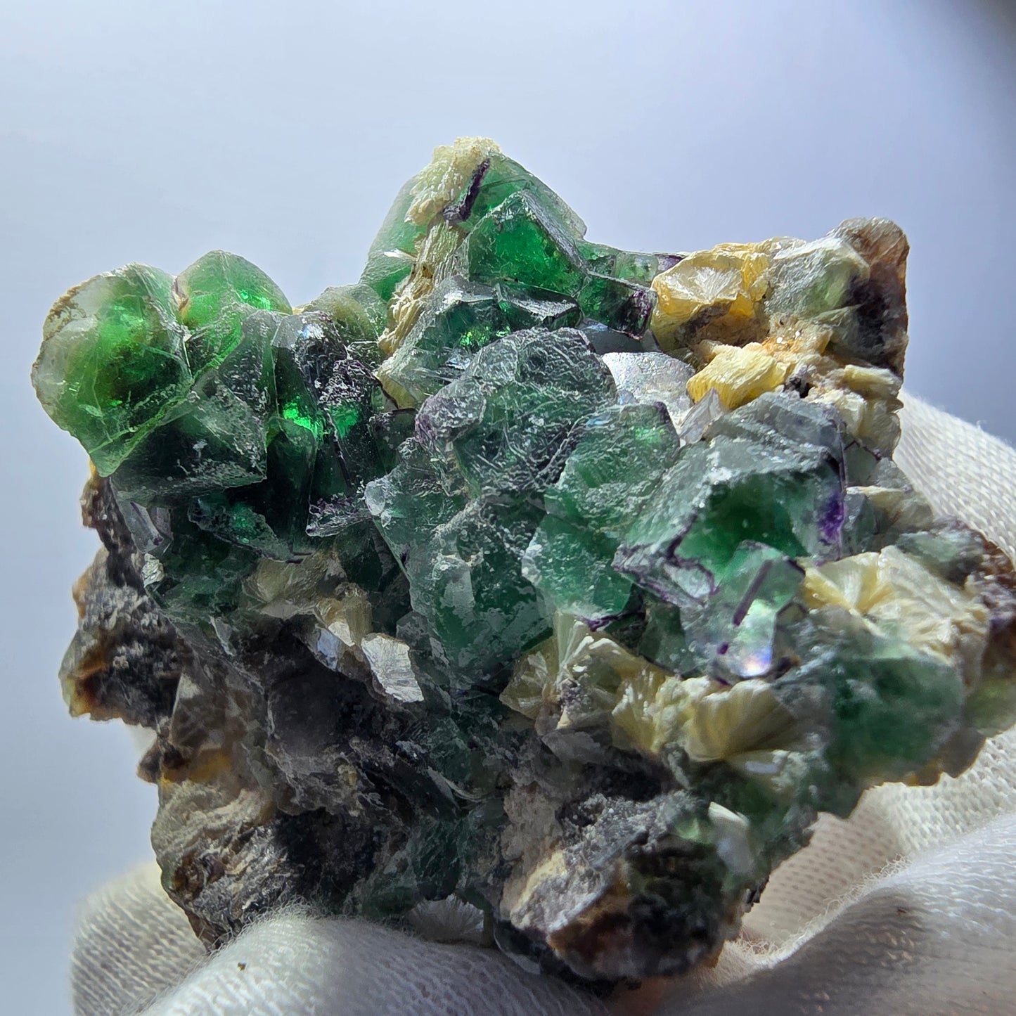 Rares cubes de fluorite fantôme, hyalite et spécimen de muscovite, Erongo, Namibie, 69 x 51 x 47 mm 
