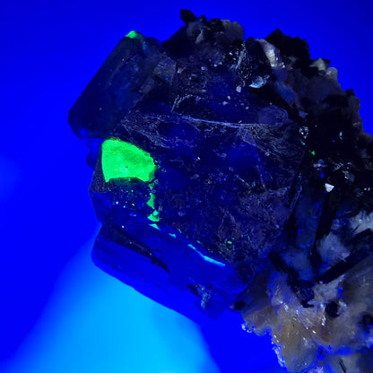 Fluorite fantôme colorée, tourmaline schol, hyalite, quartz fumé, muscovite, Erongo, Namibie, 78 x 70 x 48 mm 