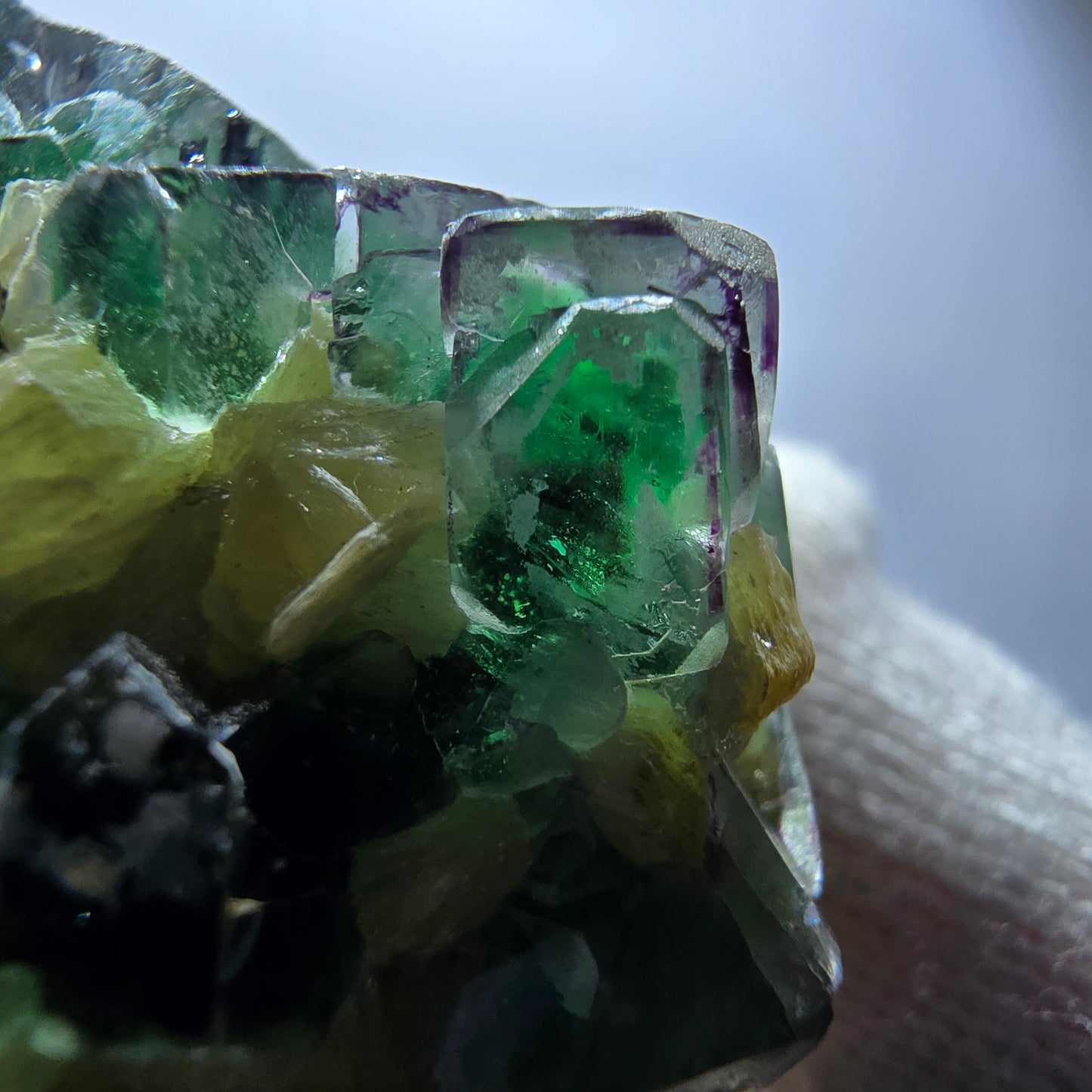 Cubes de fluorite fantôme transparente, muscovite et hyalite, spécimen d'Erongo, Namibie, 46 x 43 x 35 mm 