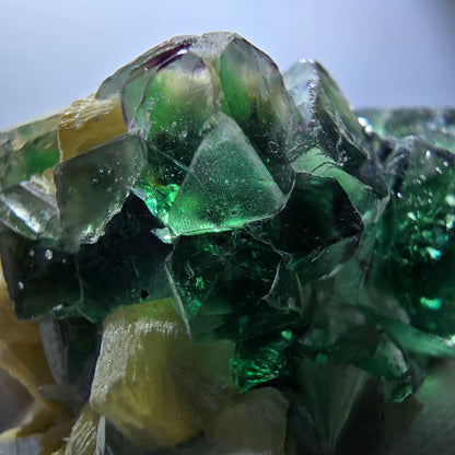 Cubes de fluorite fantôme transparente, muscovite et hyalite, spécimen d'Erongo, Namibie, 46 x 43 x 35 mm 