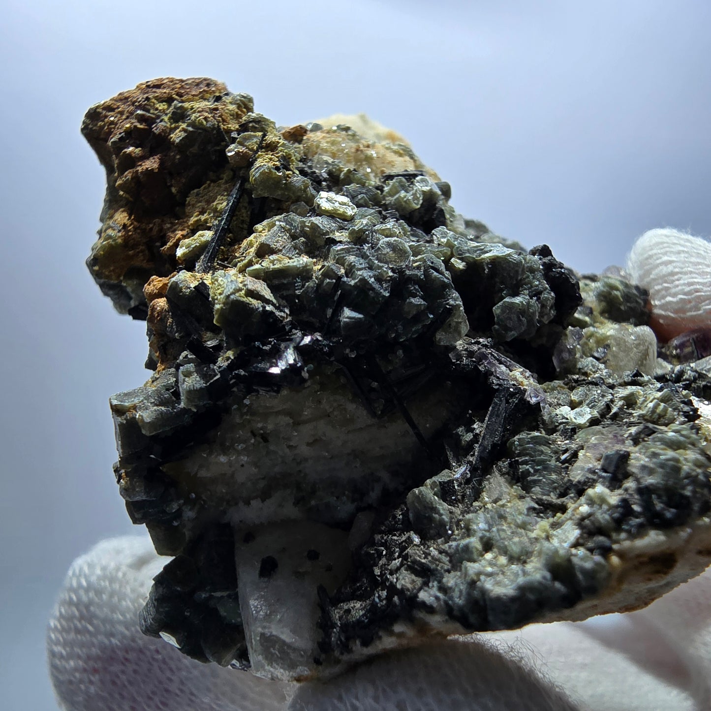 Tourmaline Schörl, muscovite, calcite UV, stade orthose Erongo, Namibie 64*56*47mm 