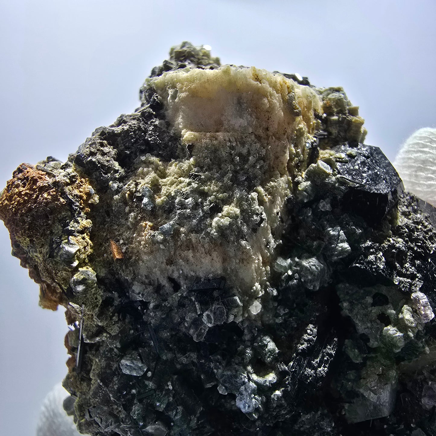 Tourmaline Schörl, muscovite, calcite UV, stade orthose Erongo, Namibie 64*56*47mm 