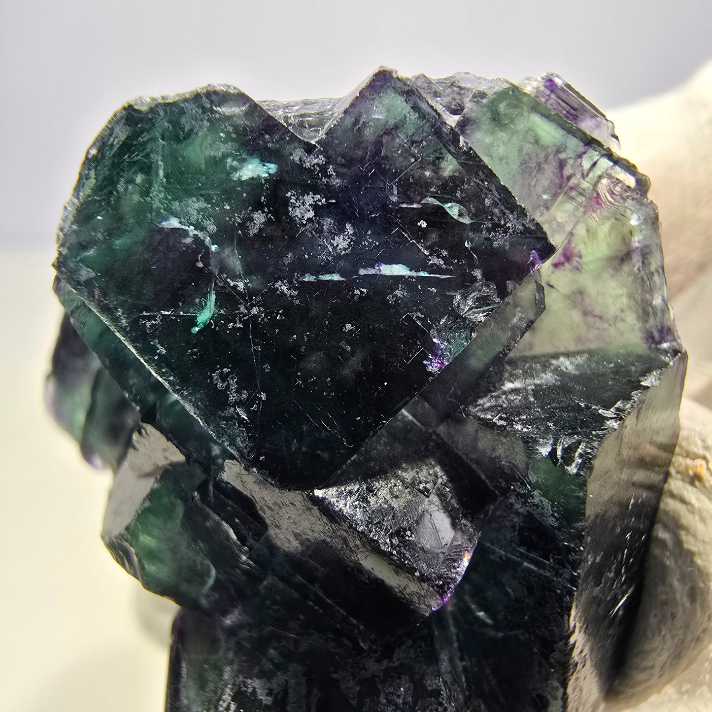 Spécimen de cube de fluorite fantôme transparente, vert-violet zonal, Okorusu, Namibie, 39 x 37 x 23 mm 