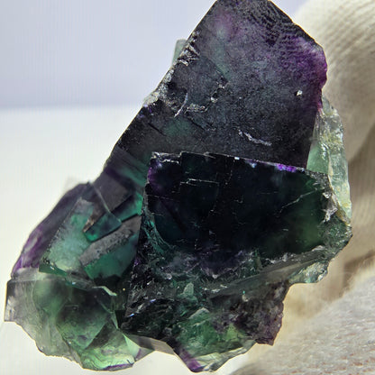 Spécimen de cube de fluorite fantôme transparente, vert-violet zonal, Okorusu, Namibie, 36 x 31 x 23 mm 