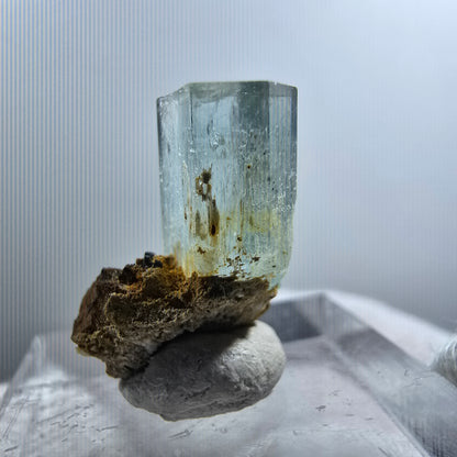 Cube d'aigue-marine, tourmaline Schörl, fluorite de fer, Erongo, Namibie, 19 x 10 x 13 mm 