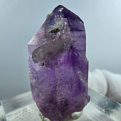 Pointe de sceptre en améthyste fantôme rare à Goboboseb, Namibie, 28 x 16 x 9 mm 