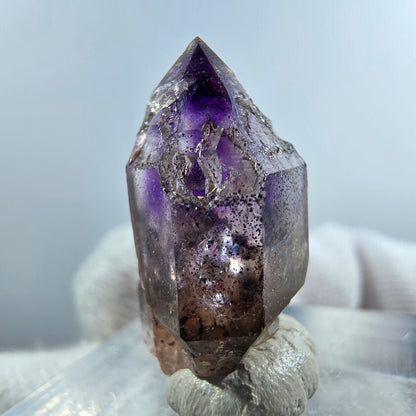 Pointe de sceptre en améthyste fantôme rare de Goboboseb, Namibie, 22 x 12 x 10 mm 