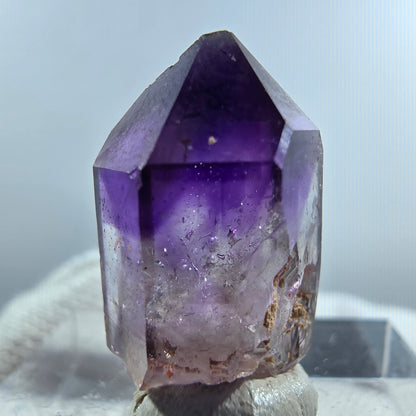 Pointe de sceptre en améthyste fantôme rare à Goboboseb, Namibie, 21 x 12 x 11 mm 