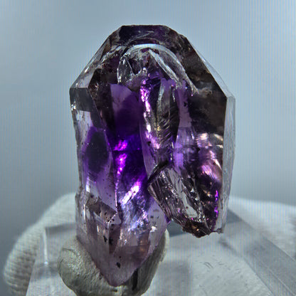 Pointe de sceptre en améthyste fantôme rare à Goboboseb, Namibie, 26 x 18 x 14 mm 