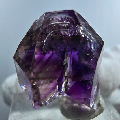 Pointe de sceptre en améthyste fantôme rare à Goboboseb, Namibie, 26 x 18 x 14 mm 
