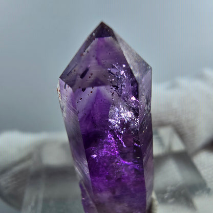 Pointe de sceptre en améthyste fantôme rare, 1x Bubble Goboboseb, Namibie 26 x 10 x 9 mm 