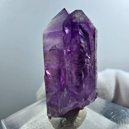 Pointe de sceptre en améthyste fantôme rare de Goboboseb, Namibie, 30 x 15 x 9 mm 