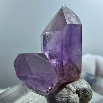 Spécimen rare d'améthyste fantôme de Goboboseb, Namibie, 24 x 21 x 9 mm 