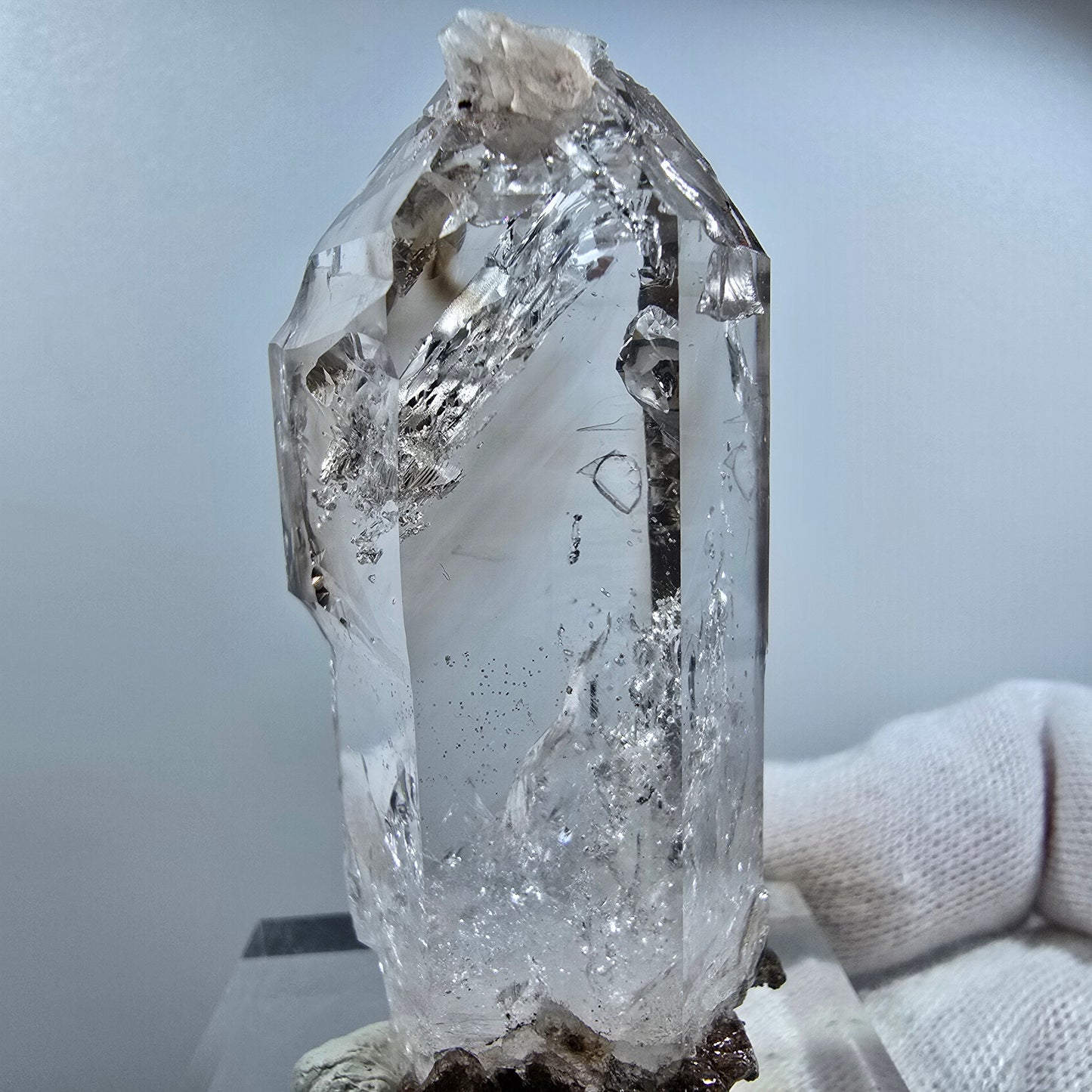 Sceptre en quartz fumé fantôme, calcite, hématite, poche Valentine Goboboseb Namibie 65 x 30 x 22 mm 